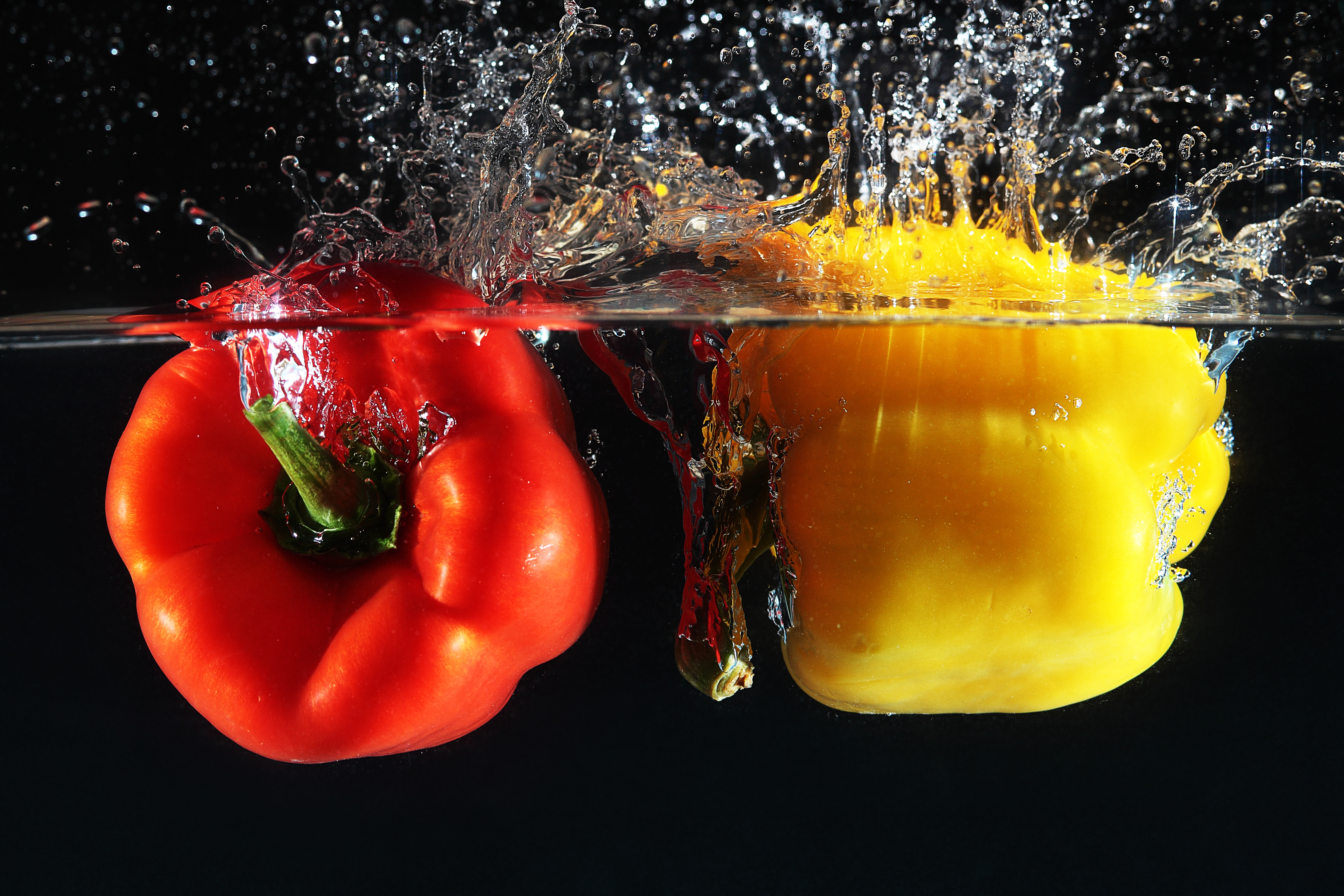 Water pepper. Перец. Овощи в воде. Перец на черном фоне. Перец овощной.