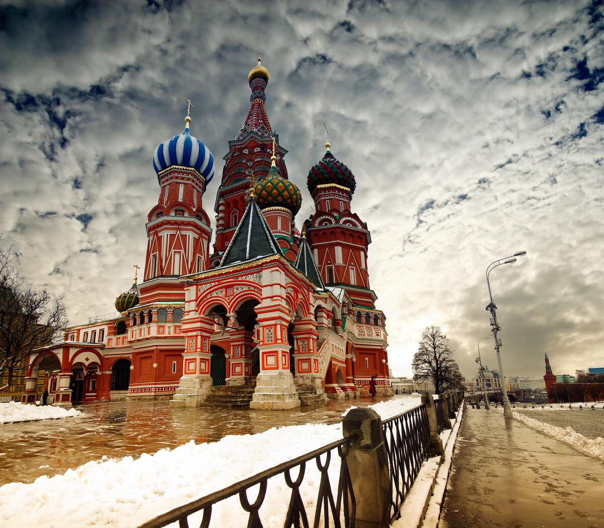 Download a beautiful screensaver about St. Basil`s Cathedral, Russia