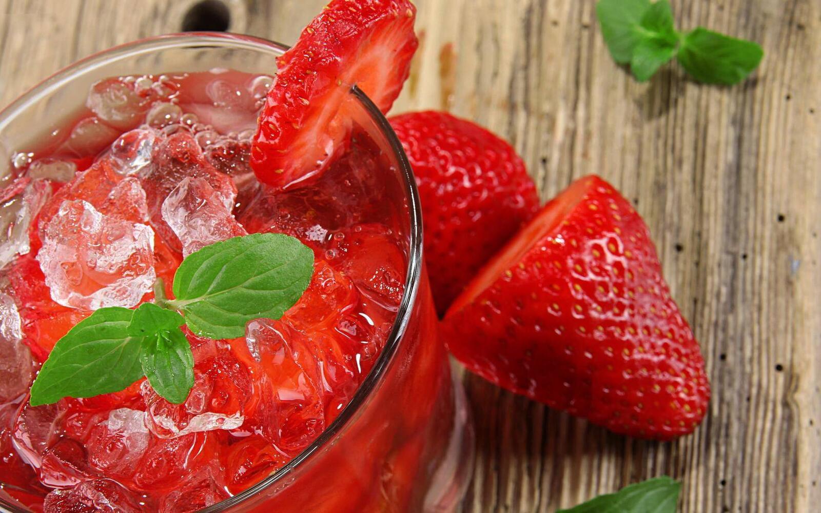 桌面上的壁纸草莓饮料 草莓 结冰