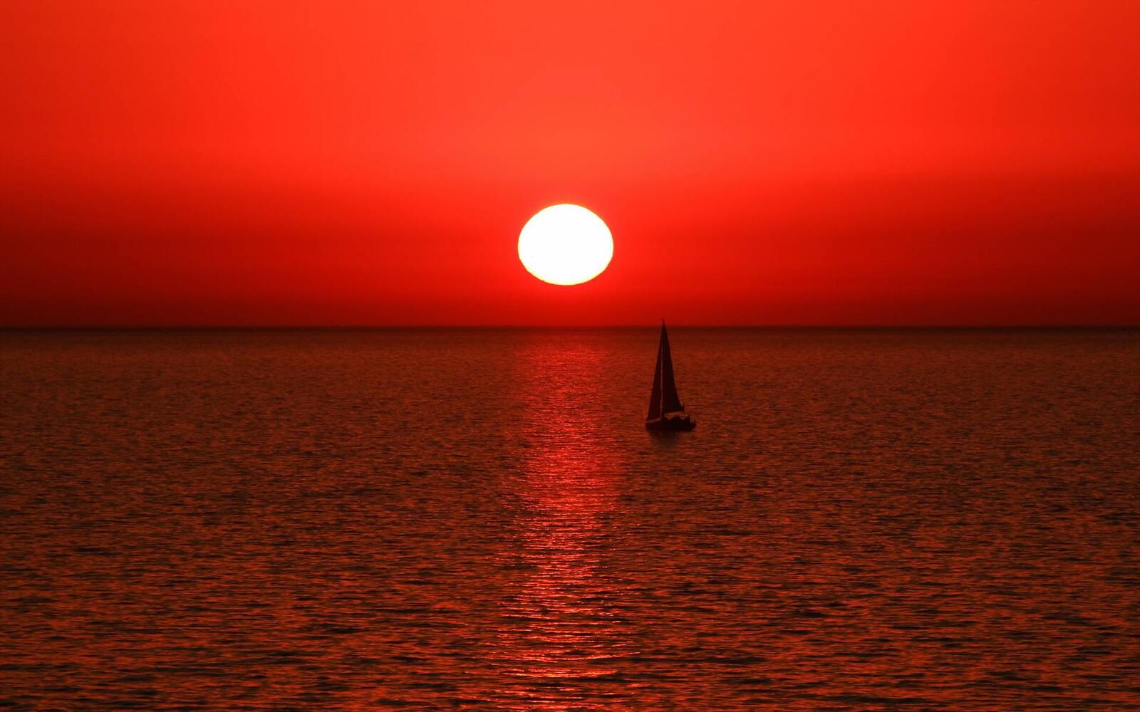 桌面上的壁纸夕阳下的帆船 红霞 涟漪
