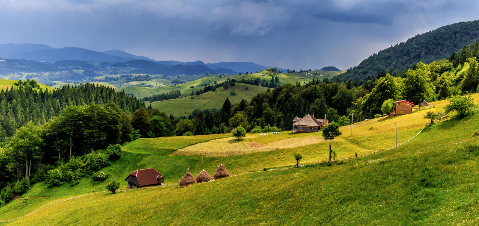 Обои архаичная горная деревня Румыния холмы на рабочий стол