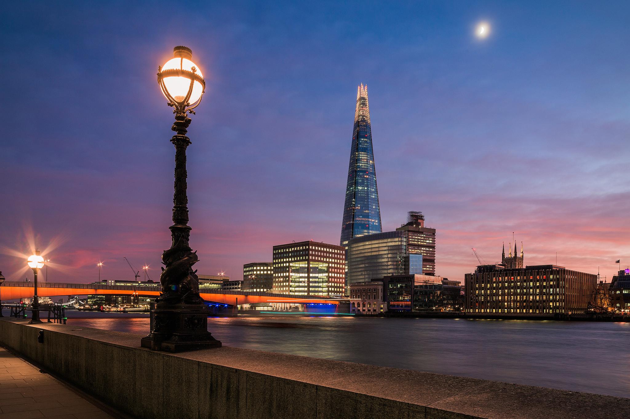 Wallpapers twilight around London bridge London UK on the desktop