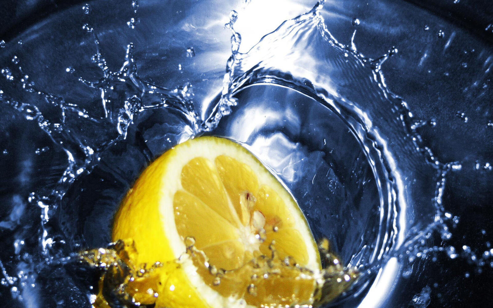 Обои вода лимон всплеск на рабочий стол
