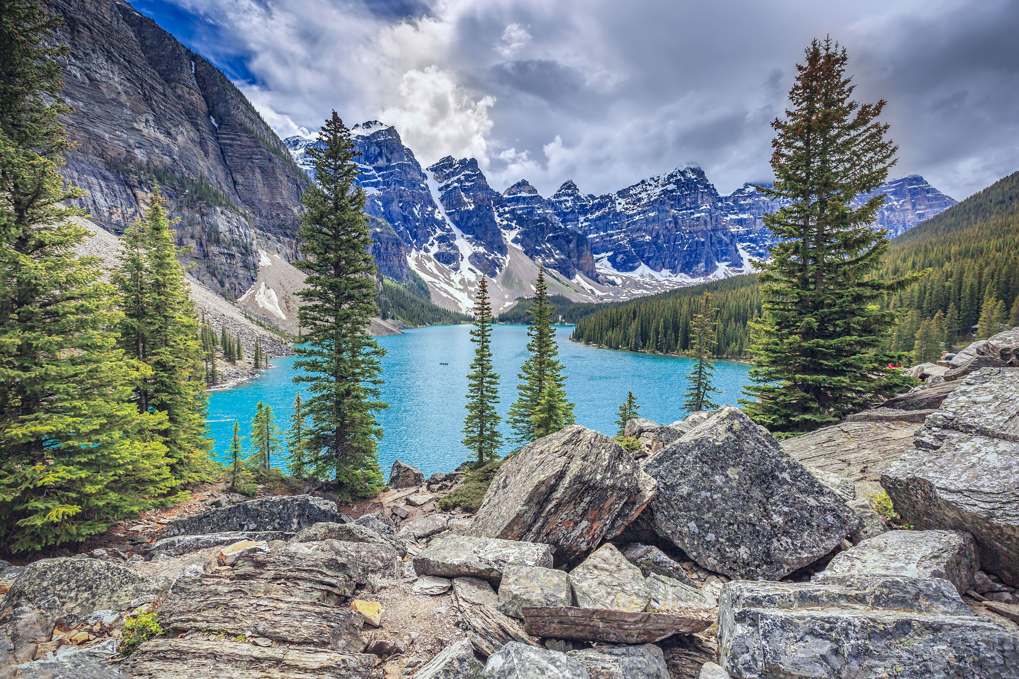 Обои озеро в горах Альберта пейзажи на рабочий стол