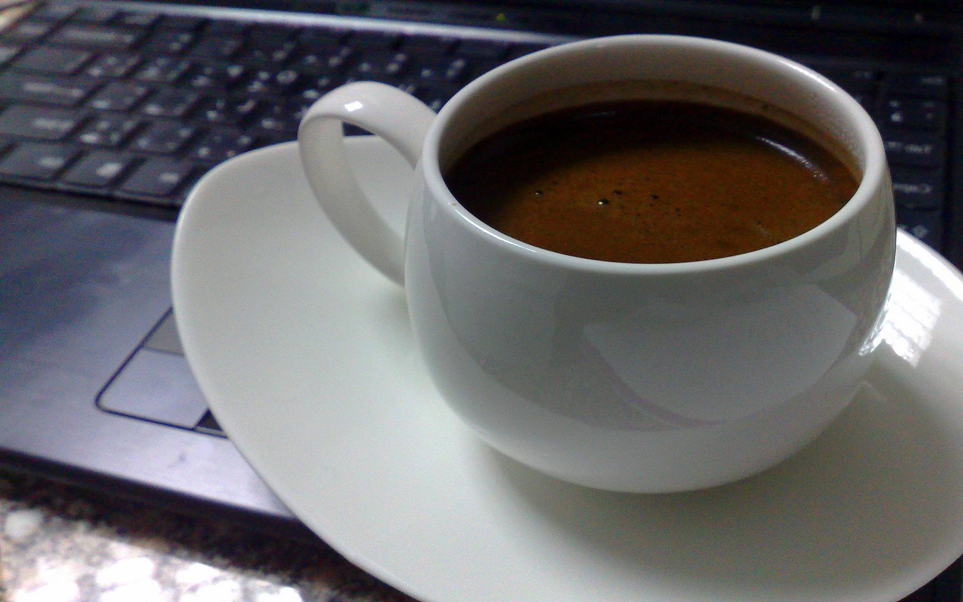 фото кофе в чашке на столе дома