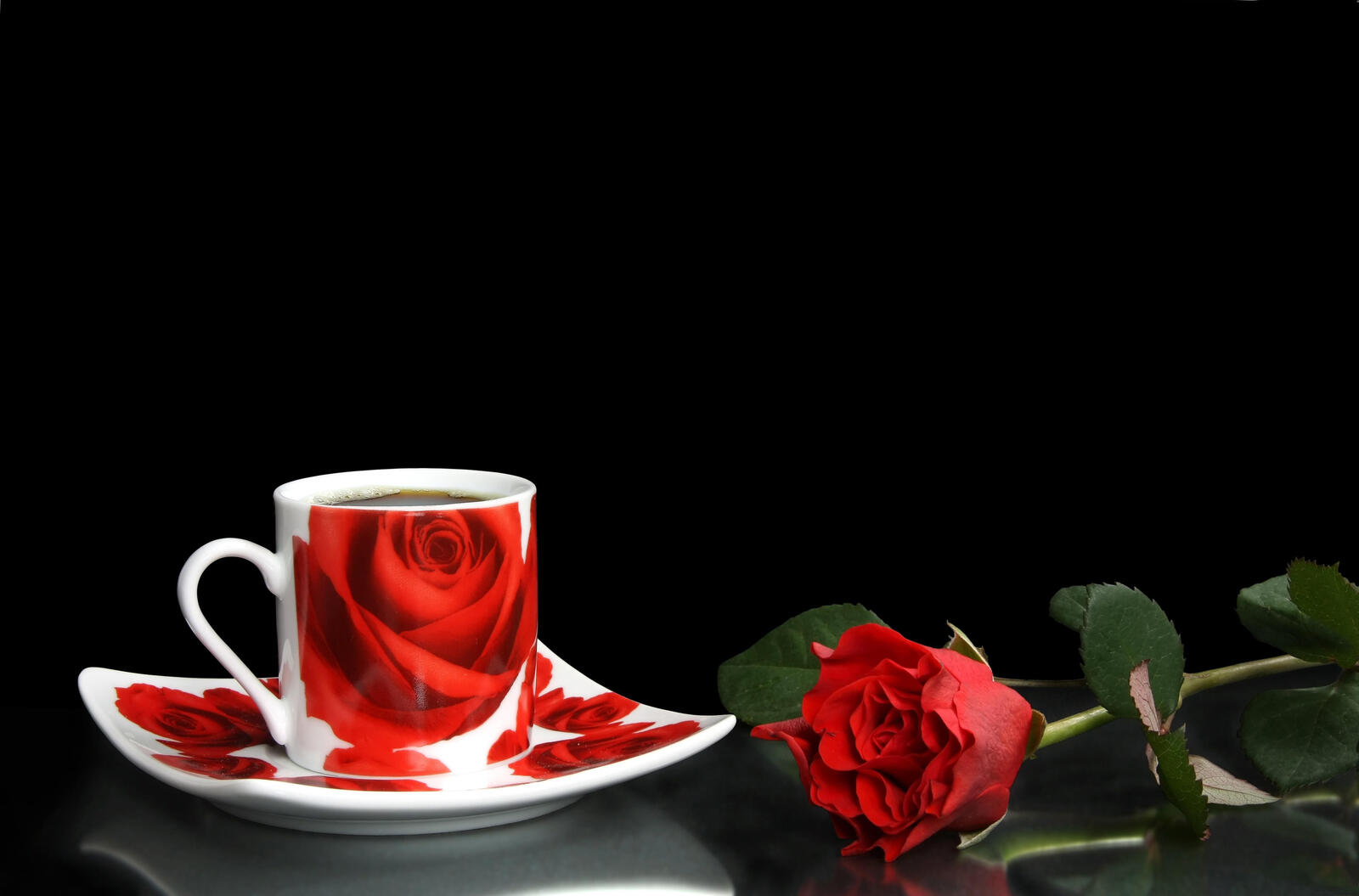 桌面上的壁纸玫瑰 红花瓣 孤芳