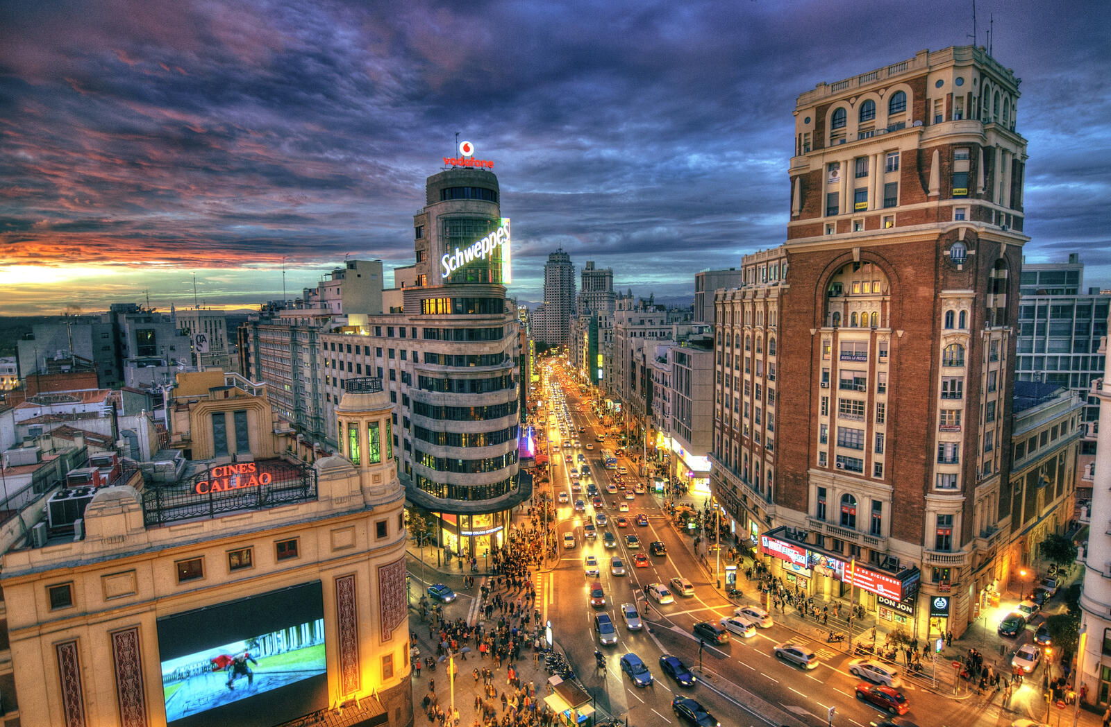 Wallpapers view of the Plaza de Callao cityscape evening on the desktop