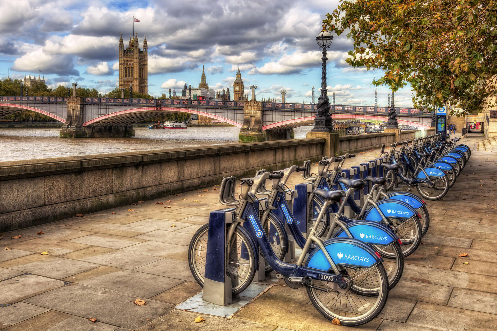 桌面上的壁纸英国 城市 自行车