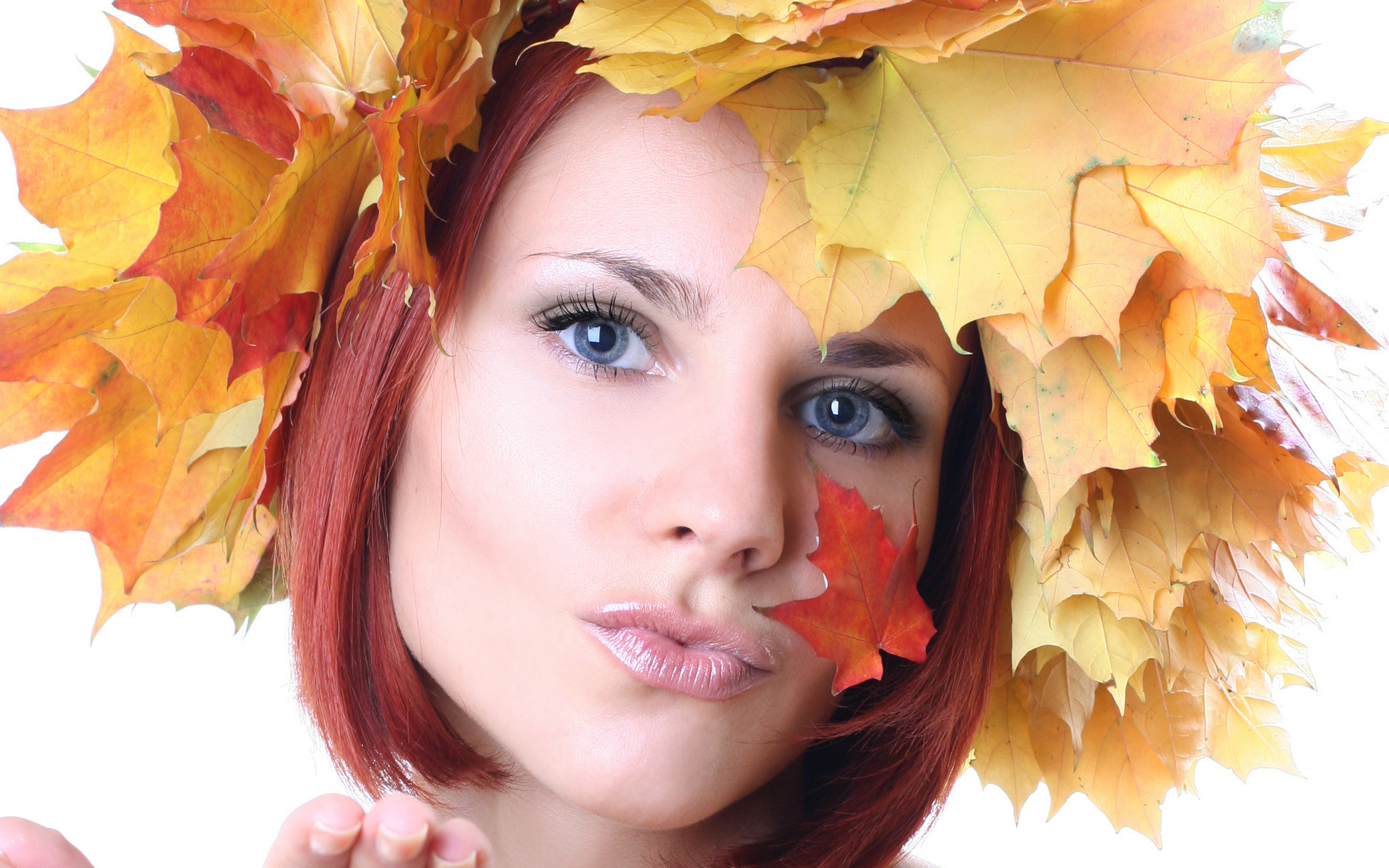 Фото бесплатно глаза, девушка, листья
