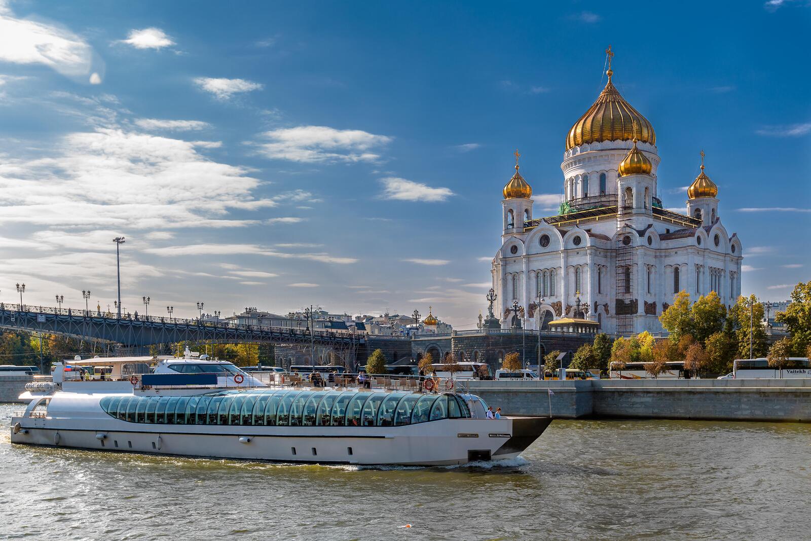 Обои храм христа спасителя лодка Россия на рабочий стол