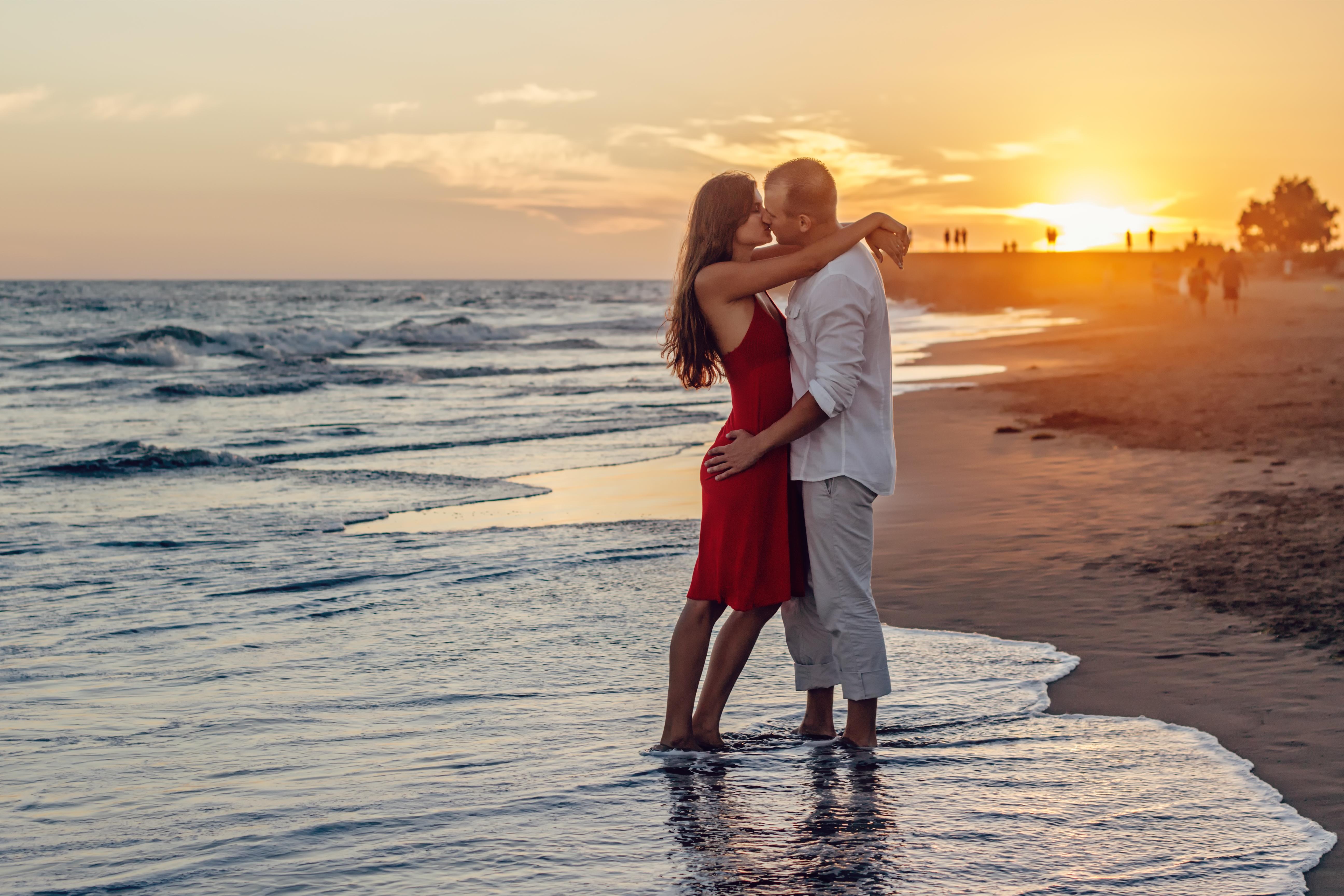 Wallpapers sea sunset man and girl kissing on the desktop