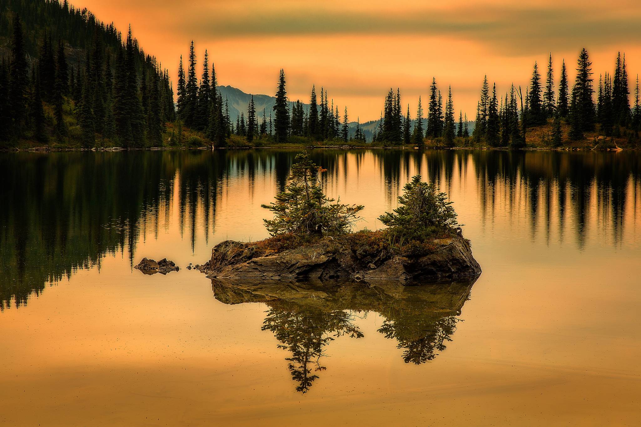 горы озеро лес деревья отражение скачать
