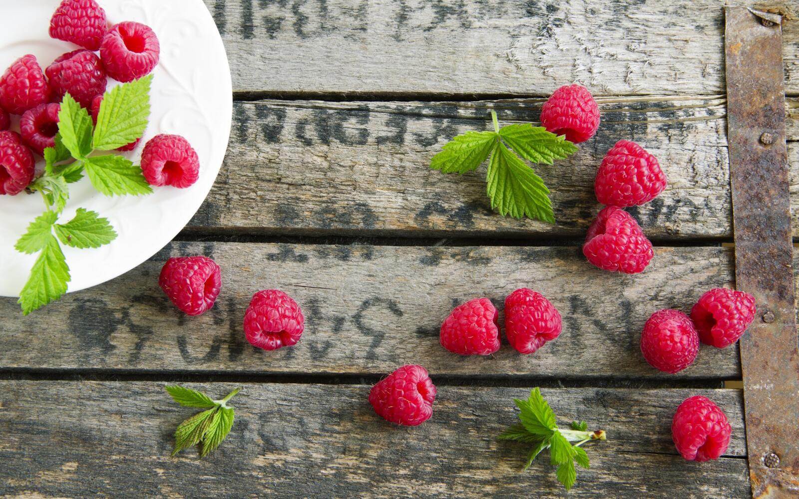 Wallpapers berries raspberries plate on the desktop
