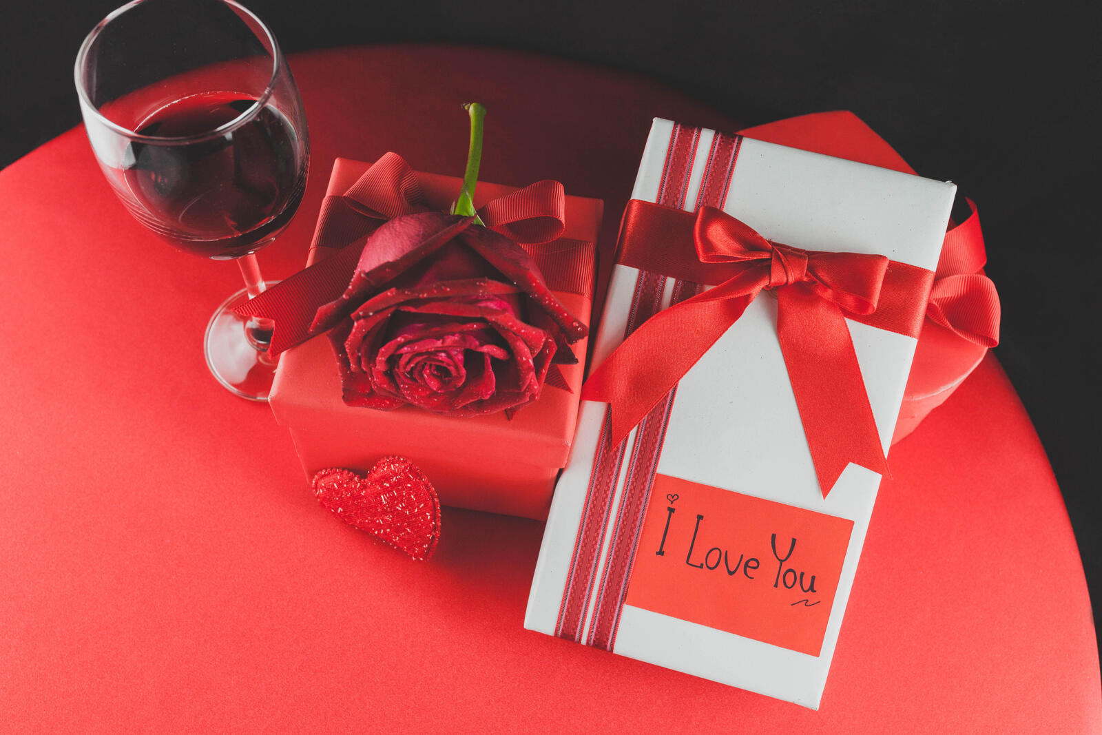 桌面上的壁纸情人节 红酒 情人节快乐