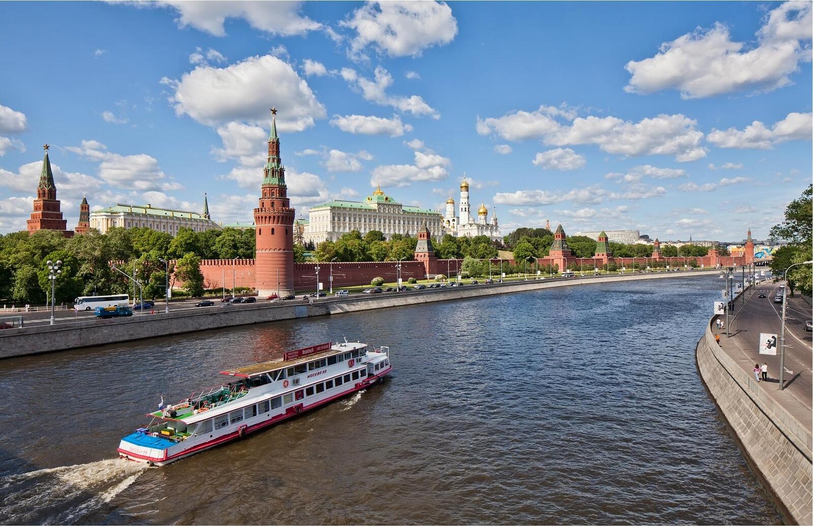 Обои город корабль Москва река на рабочий стол