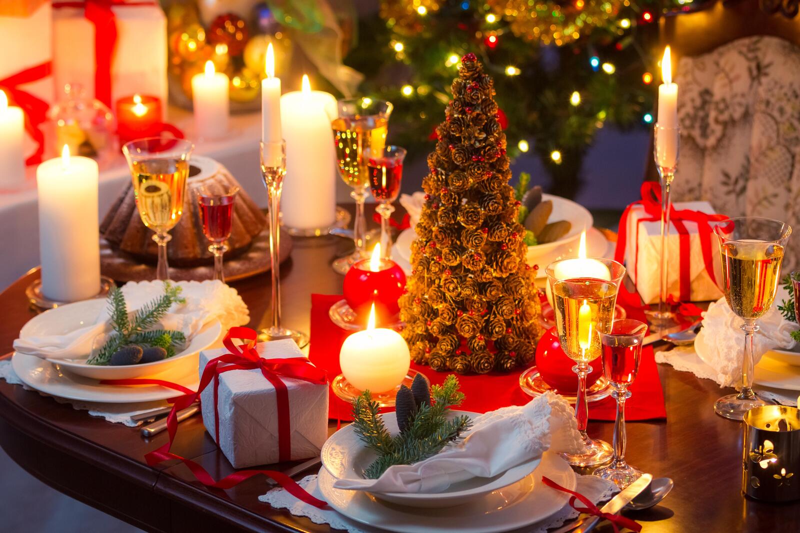 桌面上的壁纸新年餐桌 圣诞树 蜡烛