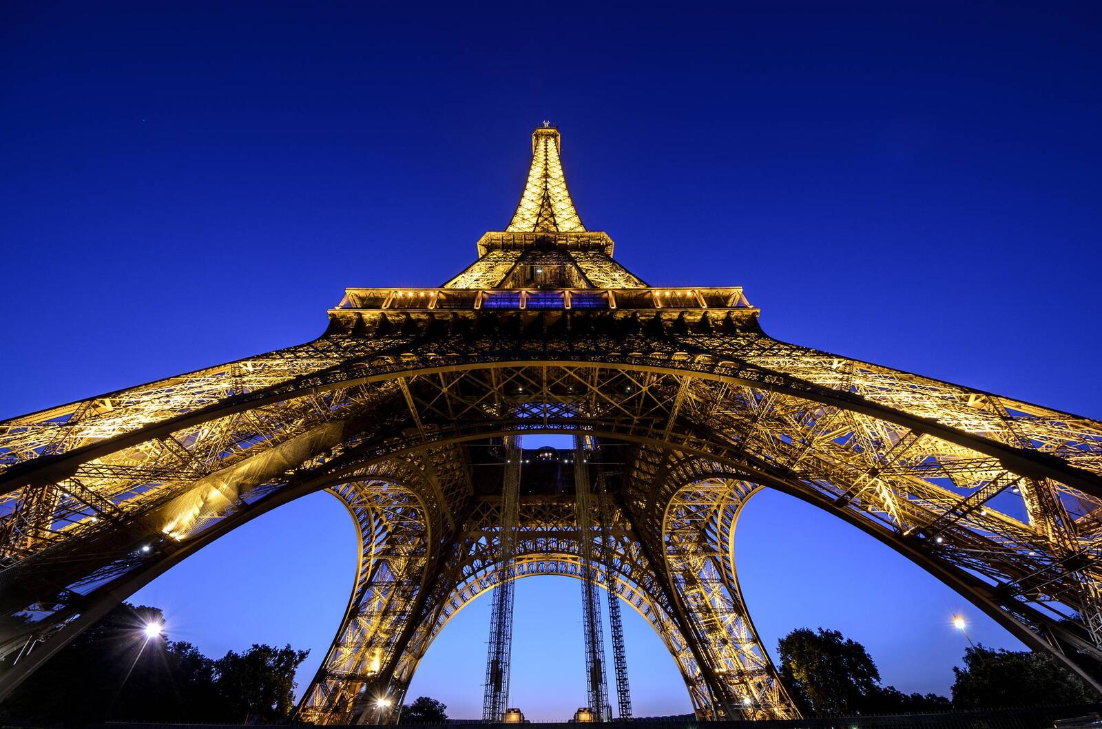 Обои Эйфелева Башня Париж крупным планом на рабочий стол
