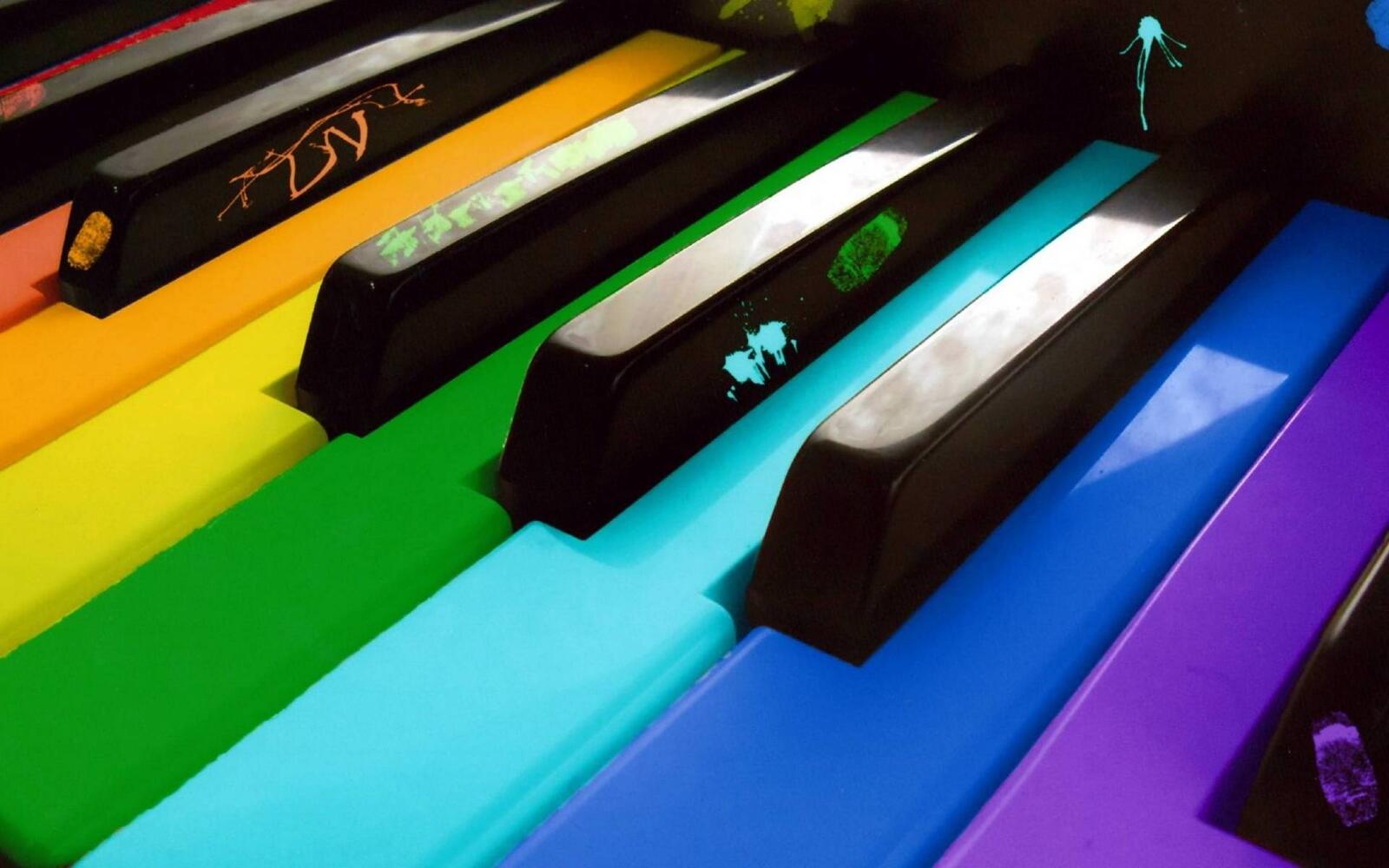 Обои клавиши цветные краска на рабочий стол