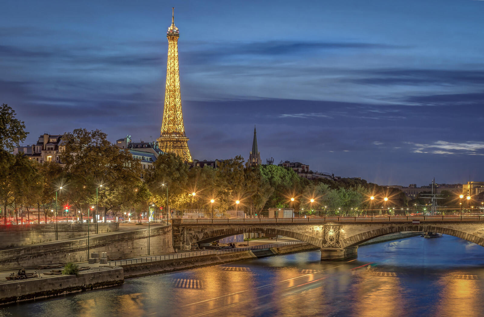 Бесплатное фото Мост через воду в париже