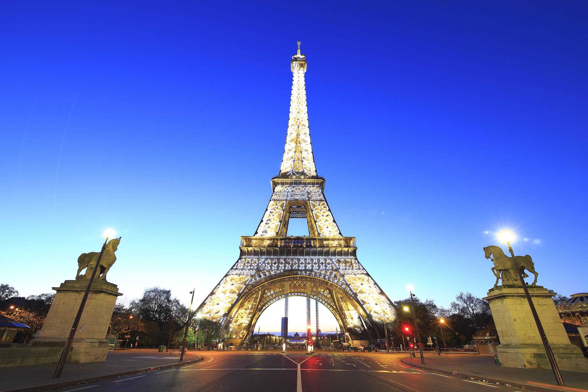 Какой год в париже. Эйфелева башня в Париже. Ейфелева Вежа Париж. Франция эфельная башня. Эйфелева башня. Г. А. Эйфель.