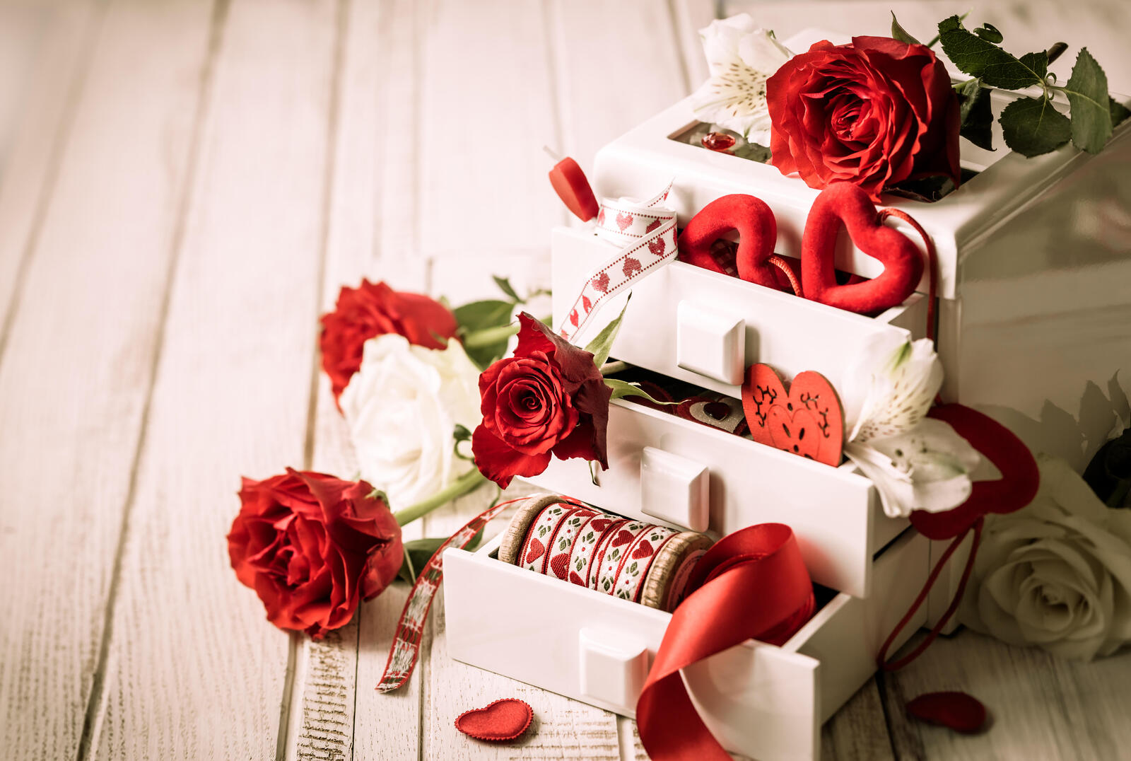 Free photo A box of red roses