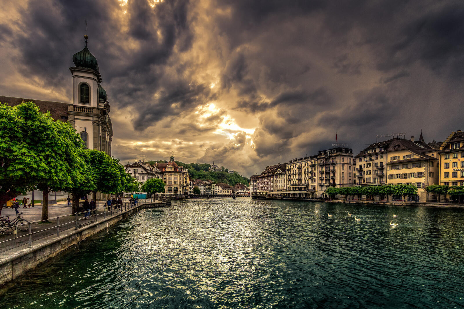 桌面上的壁纸城市 瑞士 天空