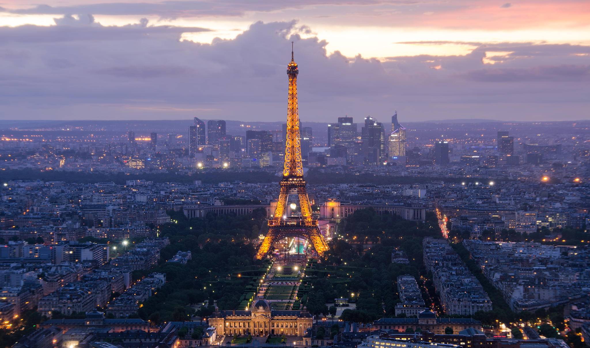 Обои город Париж темнеет на рабочий стол