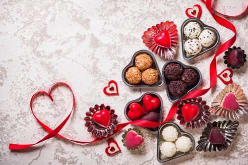 Вкусные конфетки в виде сердца на день влюбленных