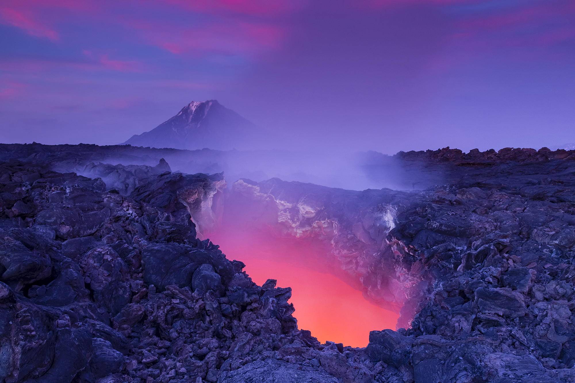 桌面上的壁纸地狱之门--发光的熔岩 托尔巴克活火山 堪察加半岛