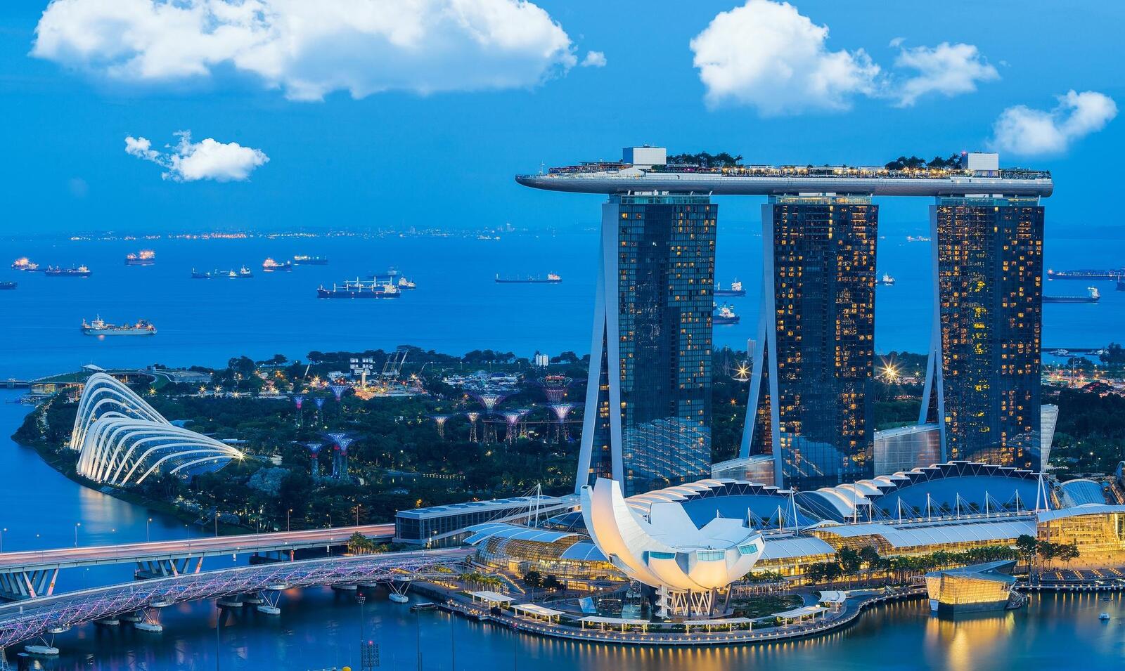 Обои ночь Сингапур небоскреб на рабочий стол