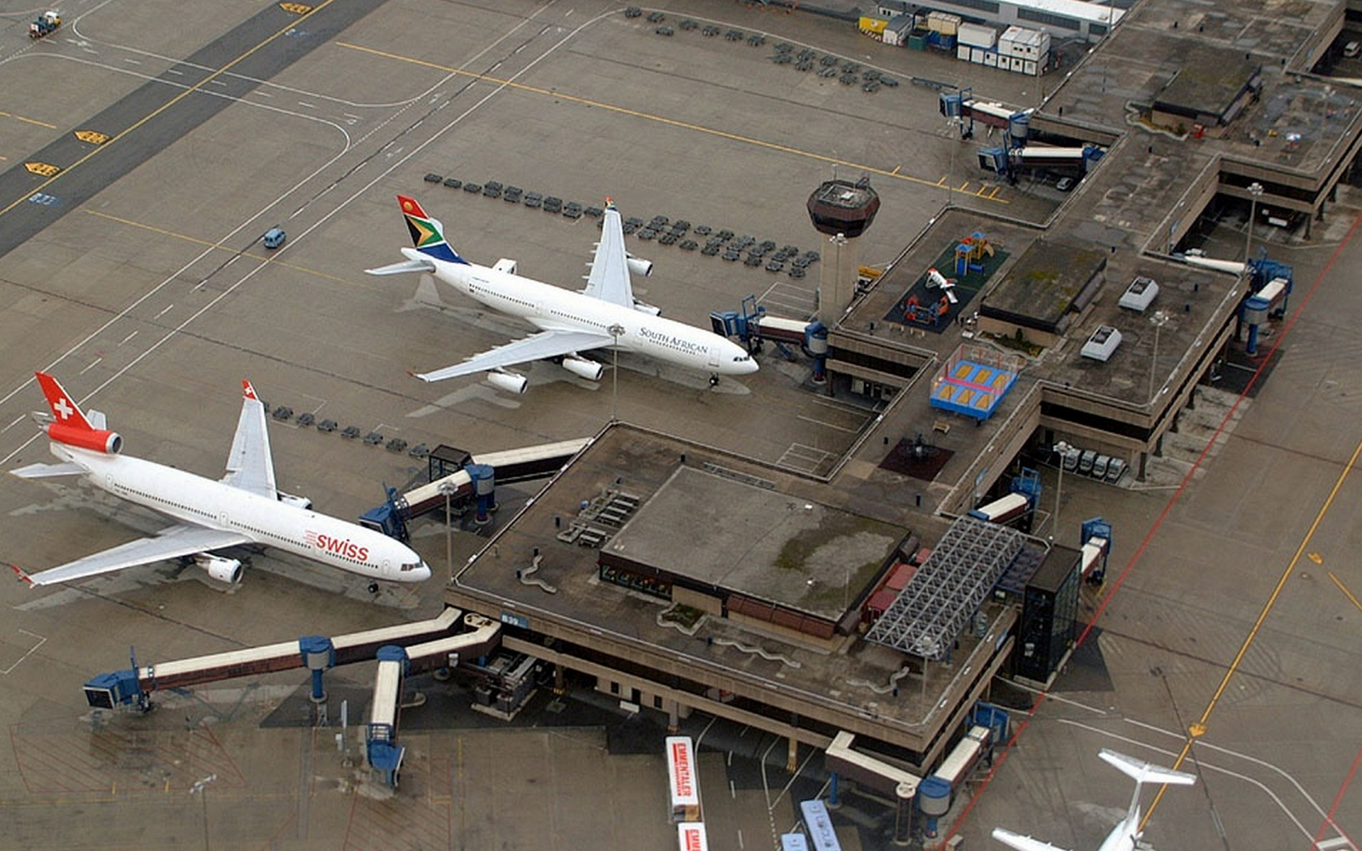 Обои аэропорт здания самолеты на рабочий стол