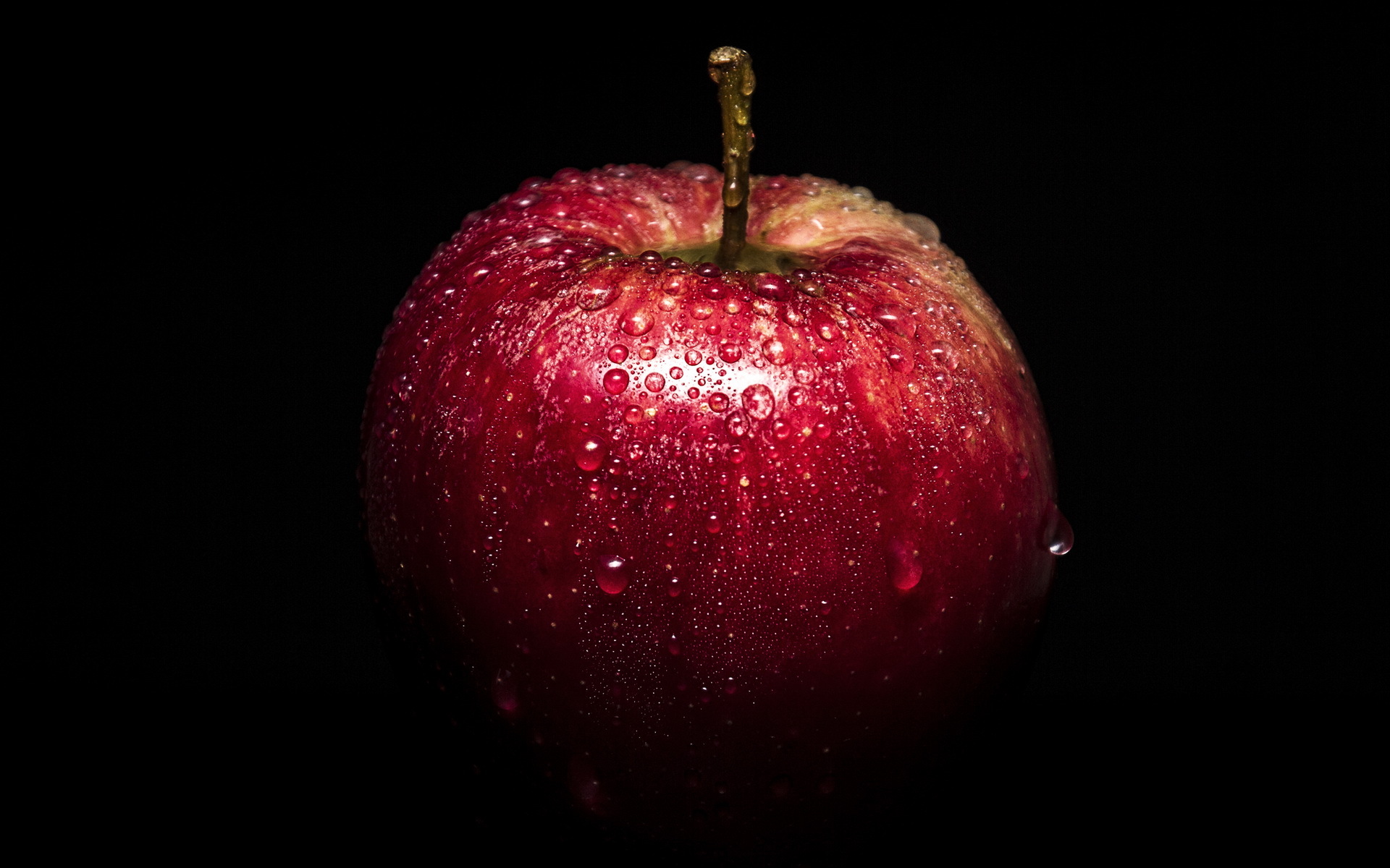 Обои яблоко красное мокрое на рабочий стол