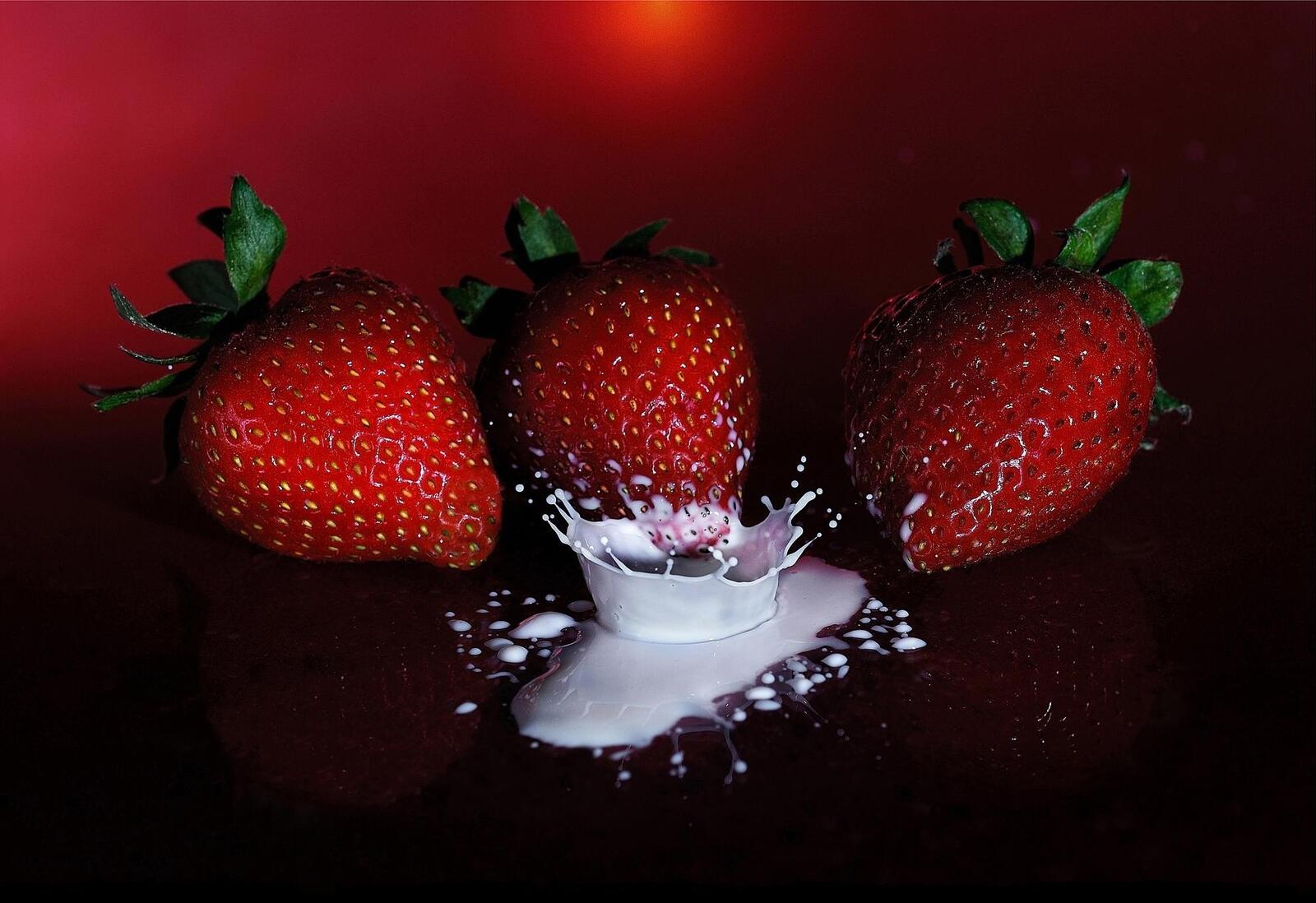 桌面上的壁纸草莓 奶油 滴剂