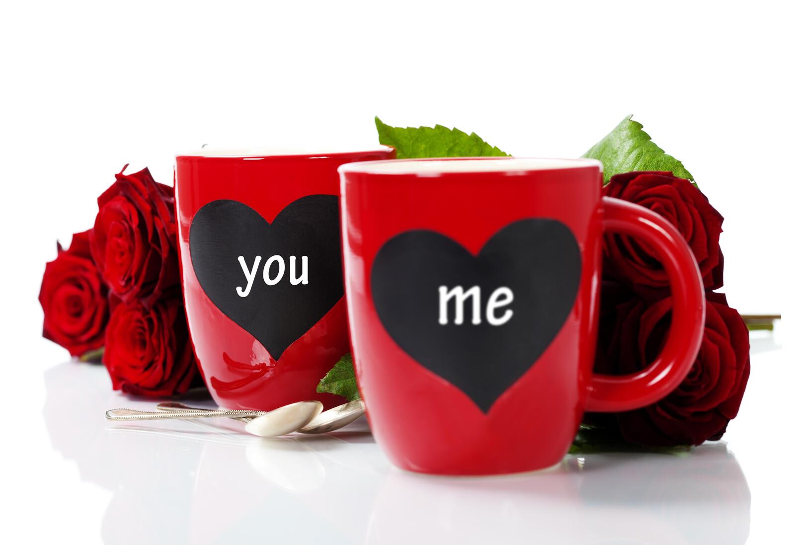 Бесплатное фото Два красных стакана с красными розами