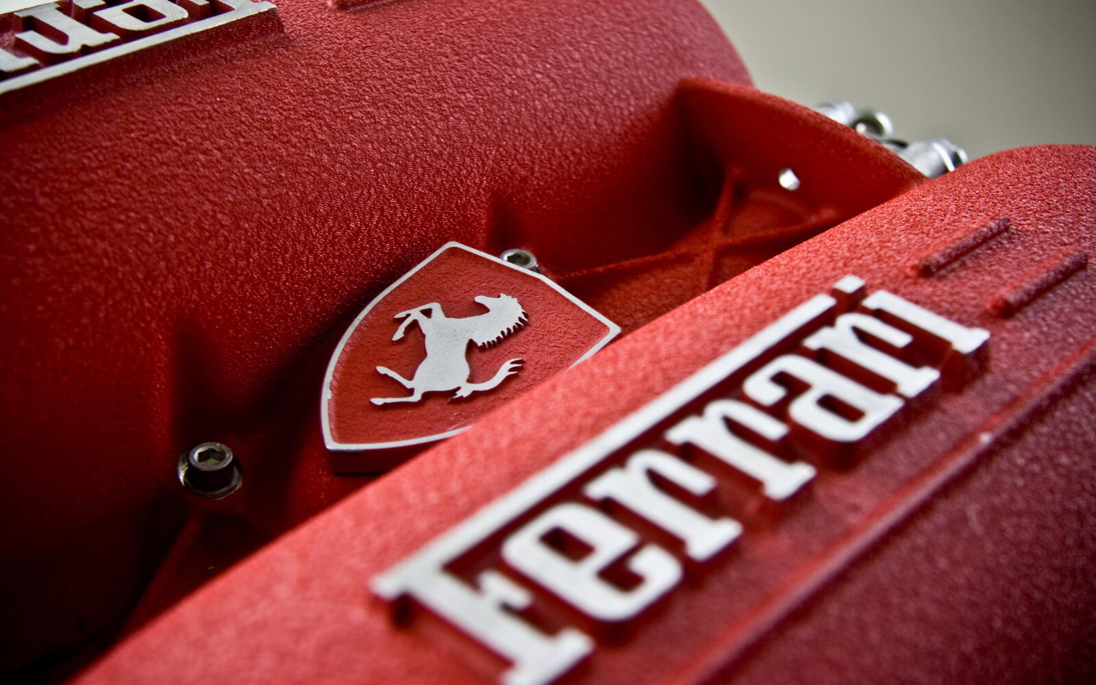 Обои Ferrari двигатель логотип на рабочий стол