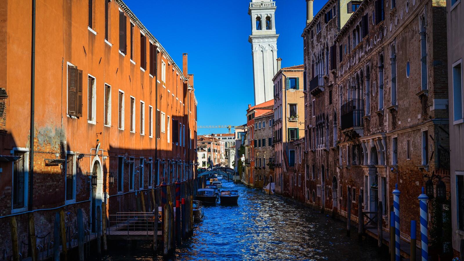 Wallpapers Venice canal boats on the desktop