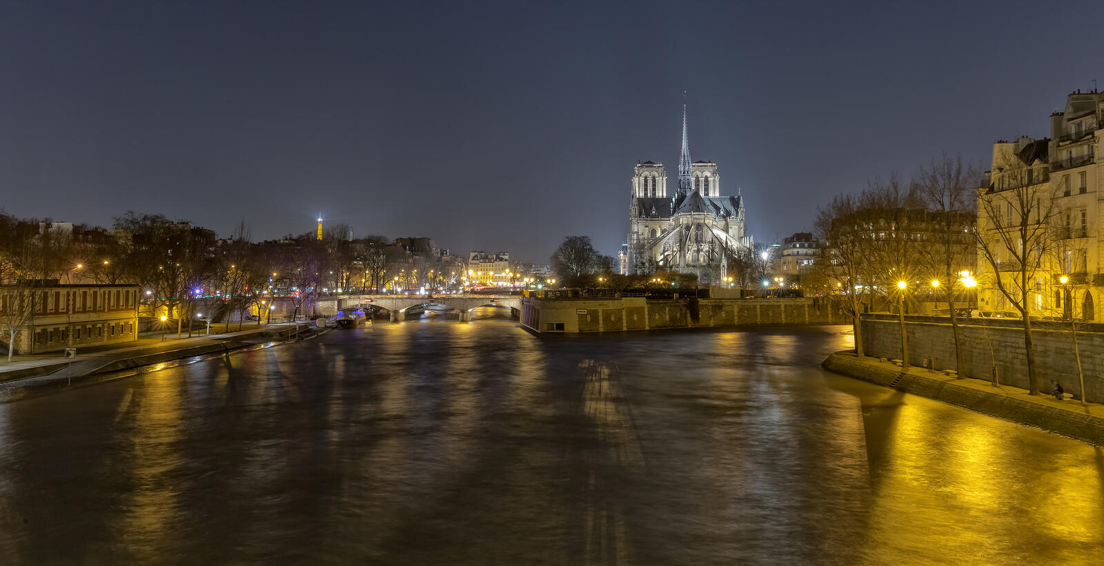 桌面上的壁纸巴黎圣母大教堂 湿沥青 巴黎圣母院