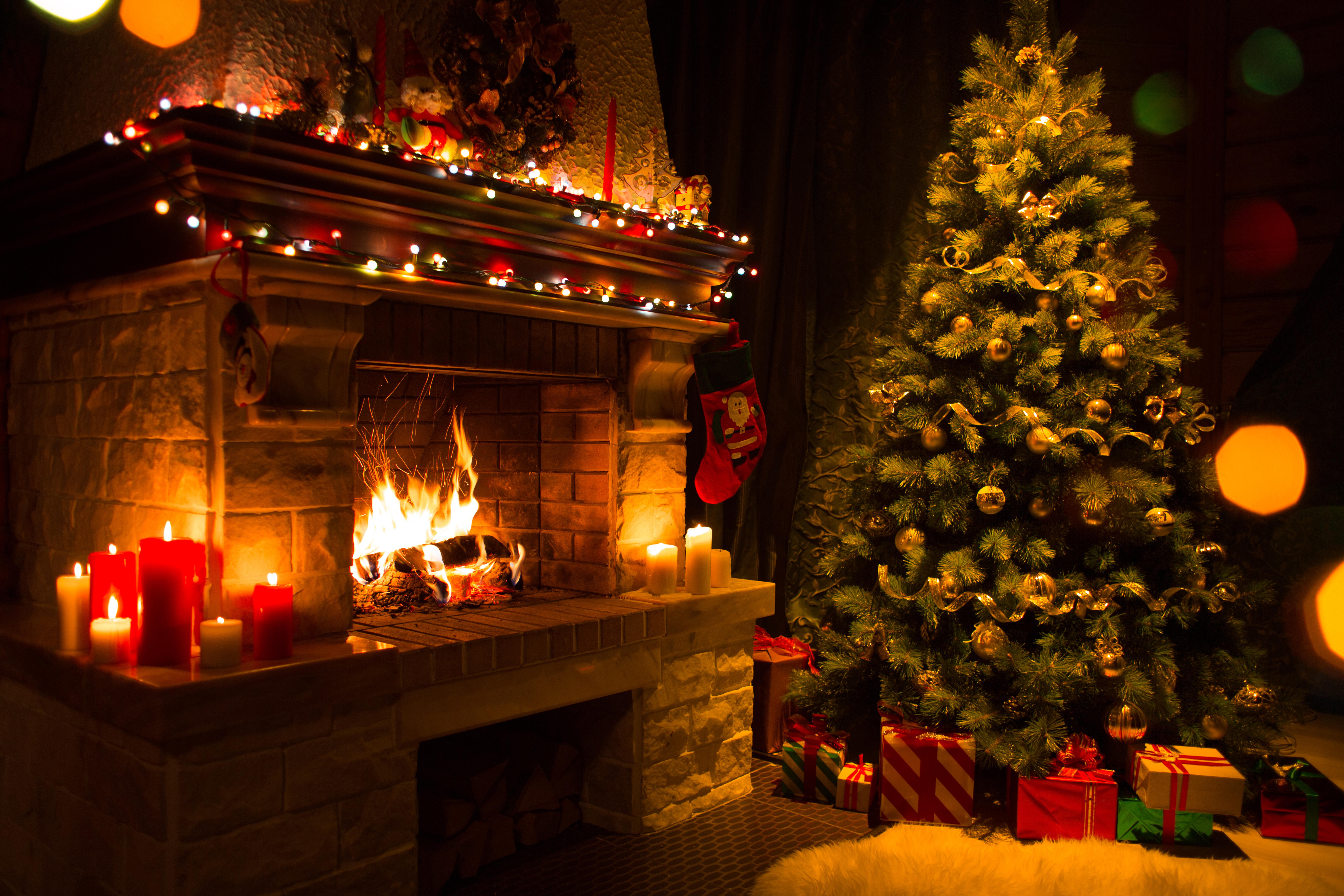 桌面上的壁纸赠品 室内的圣诞树 火炉