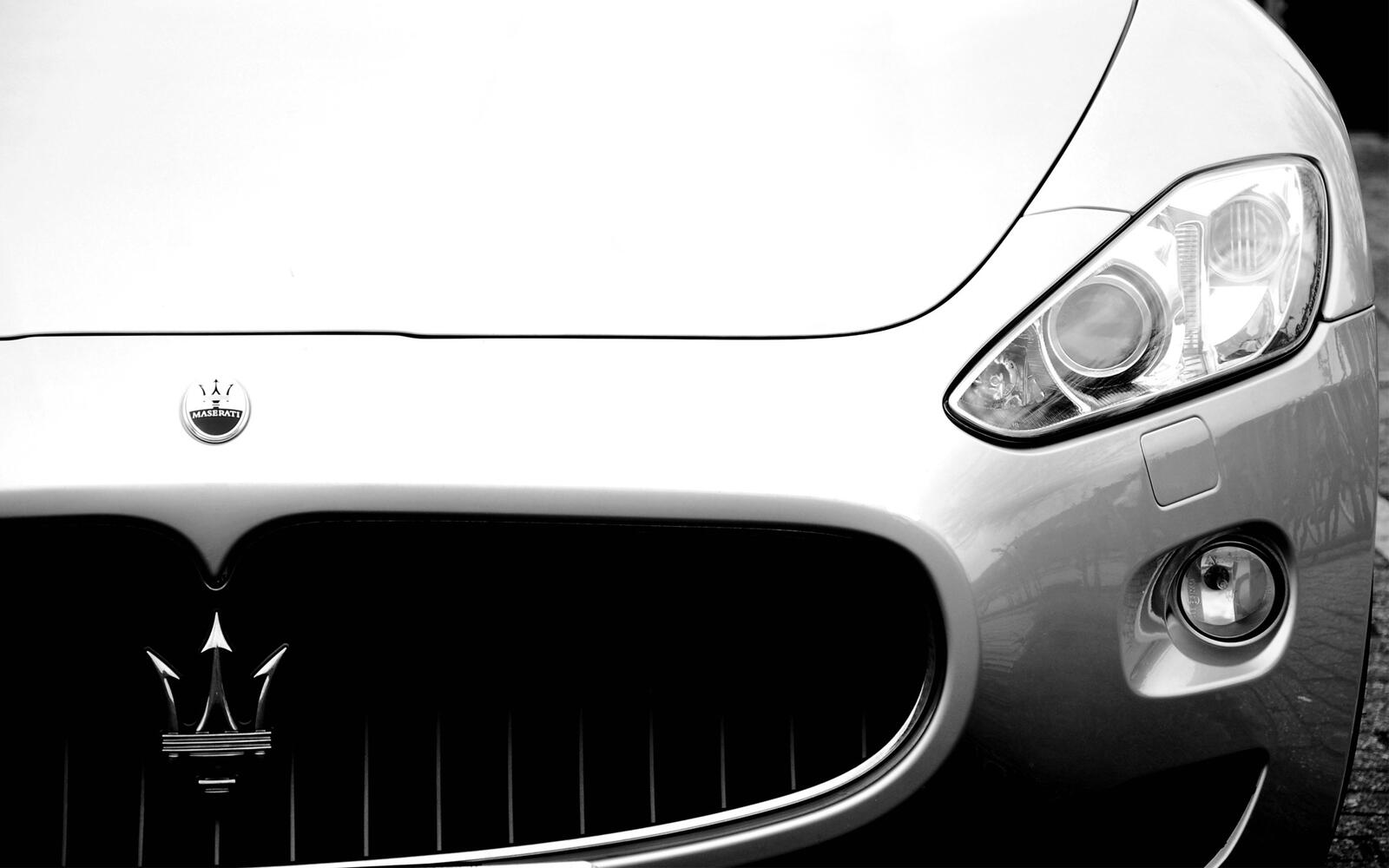 Wallpapers maserati front lights on the desktop