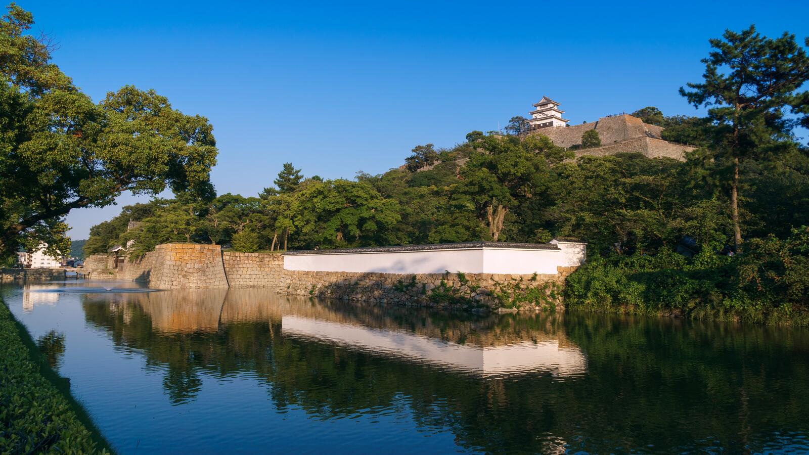 Обои Японский замок берег реки город на рабочий стол