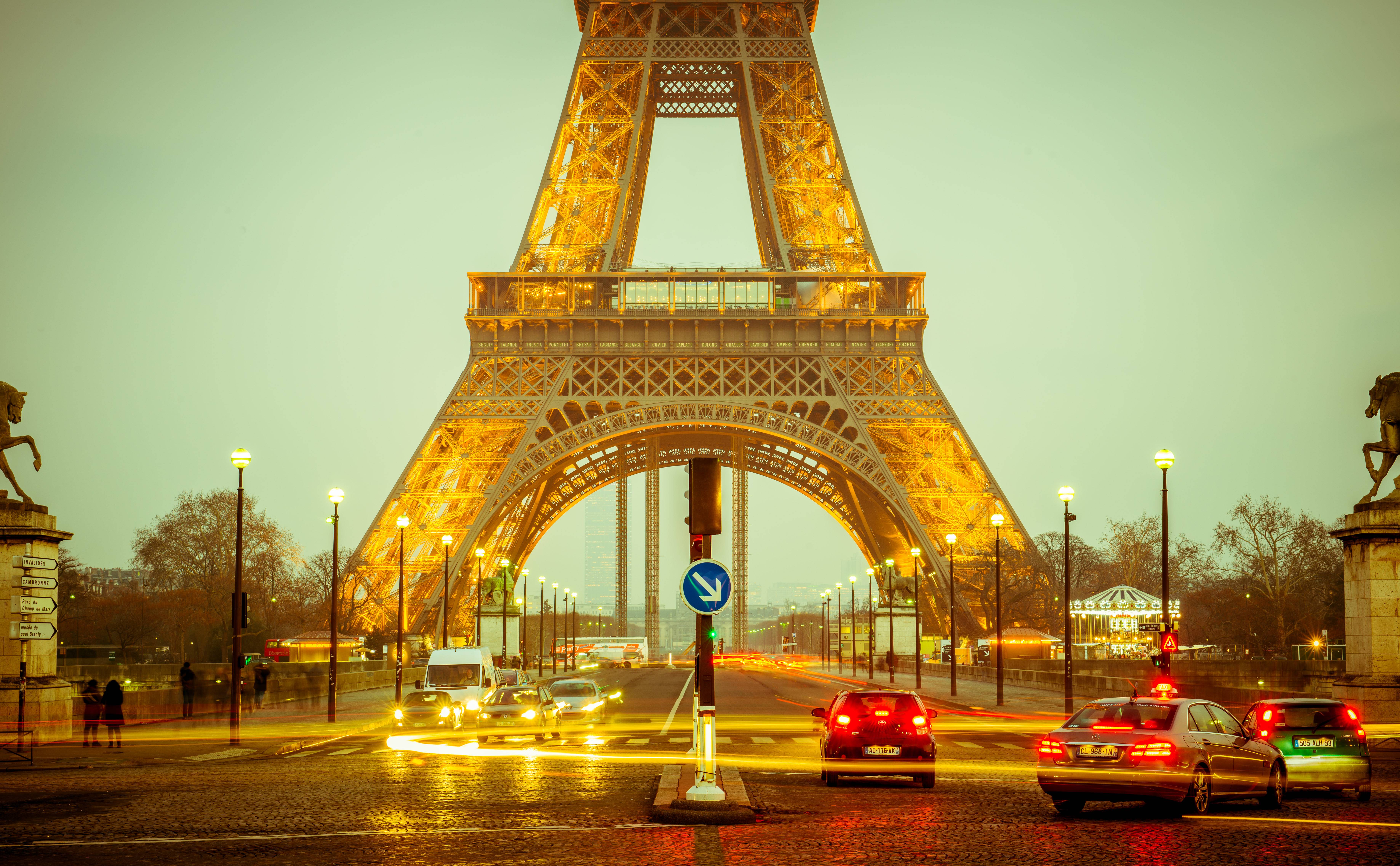 Wallpapers darkens Eiffel Tower evening city on the desktop