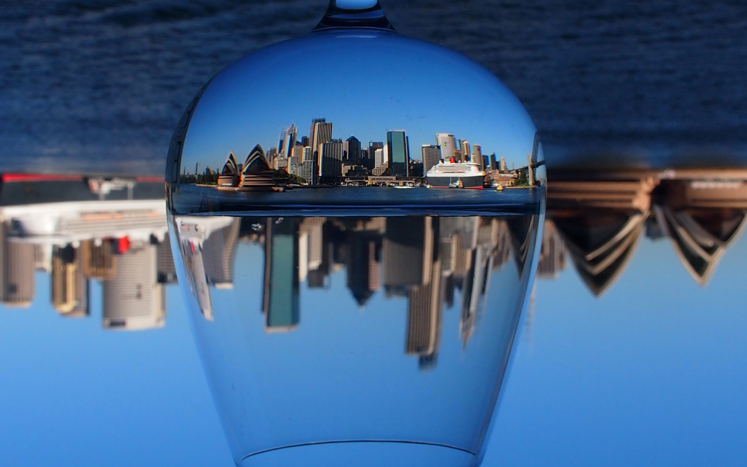 Обои бокал отражение города небоскребы на рабочий стол