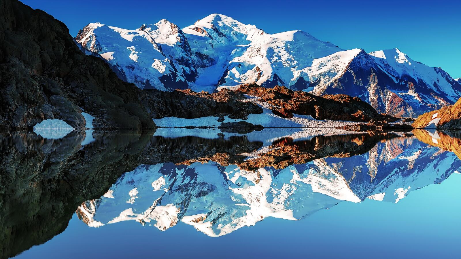 Обои озеро в горах отражение гор небо на рабочий стол