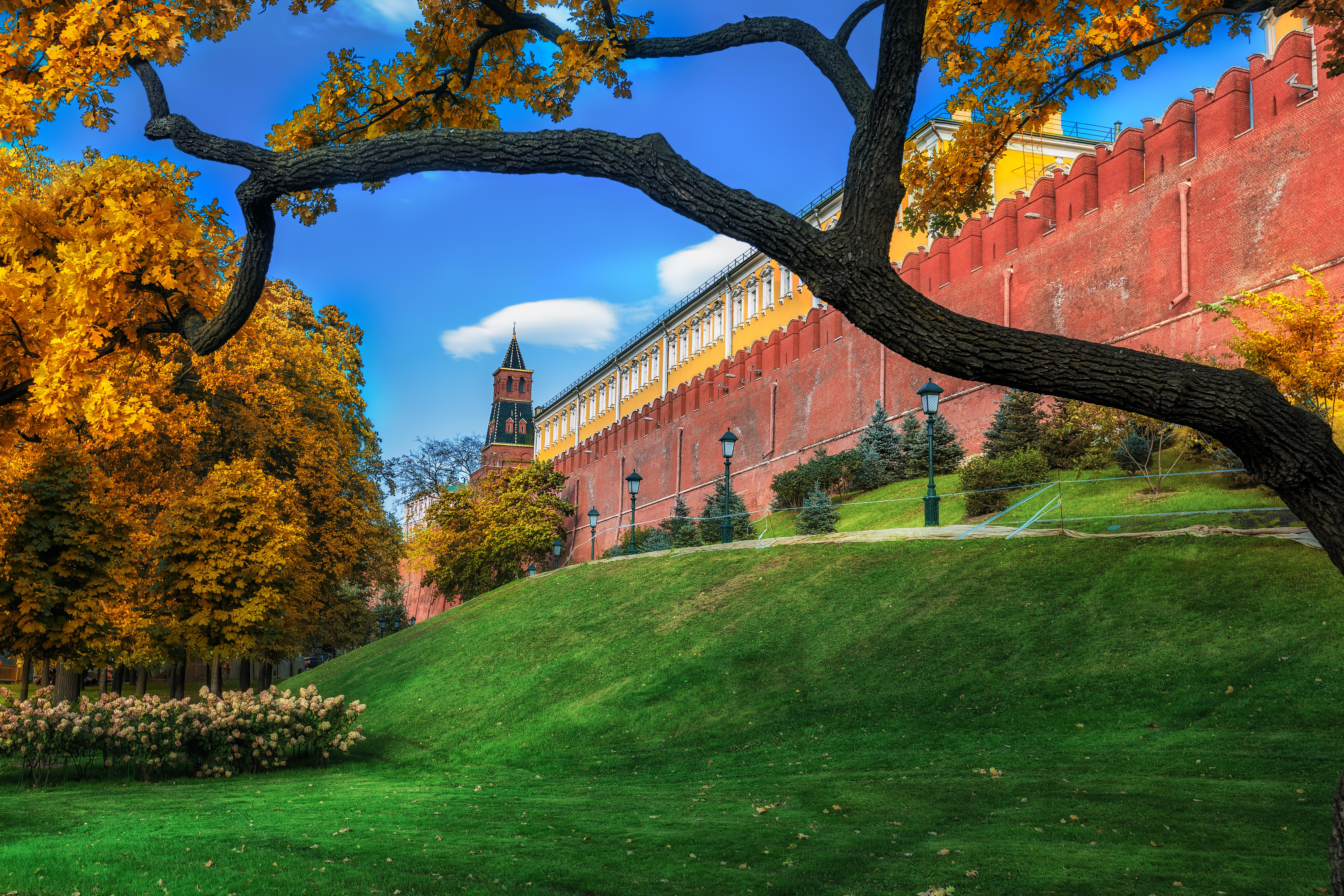 Wallpapers autumn lawn Kremlin on the desktop