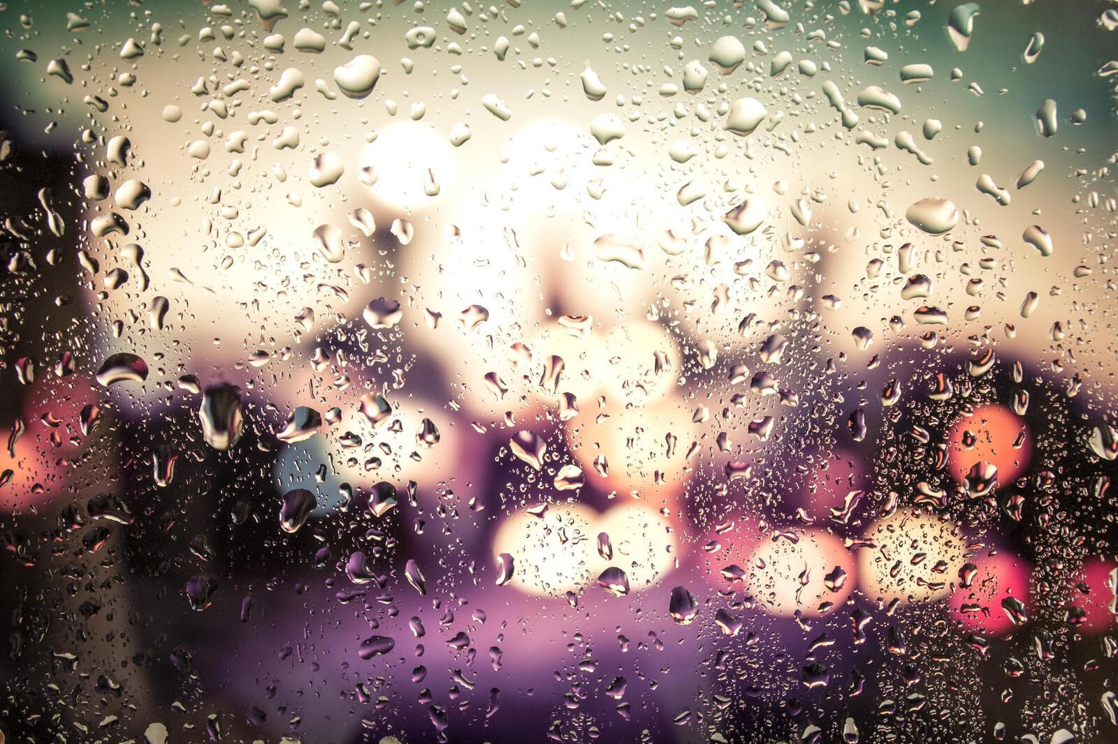 桌面上的壁纸玻璃上的雨滴 宏观 雨水