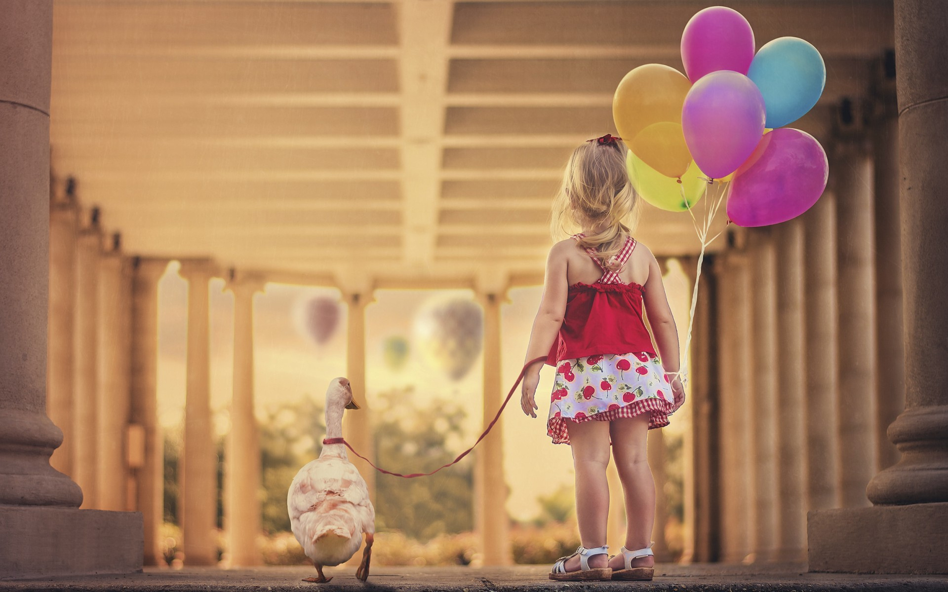 Обои ребенок девочка воздушные шарики на рабочий стол