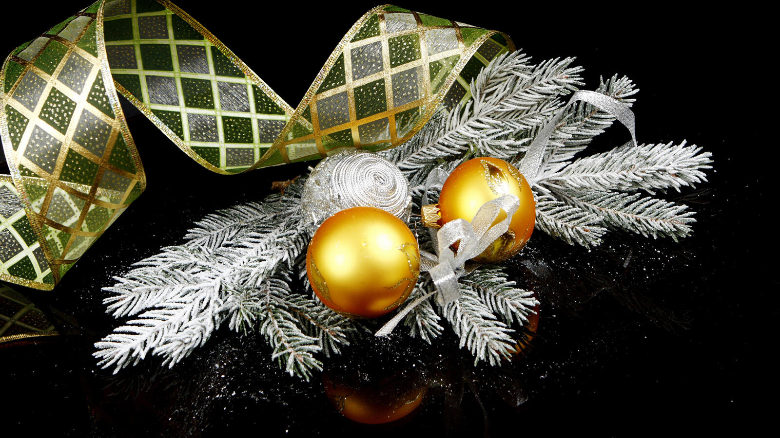 Wallpapers background balls christmas tree on the desktop