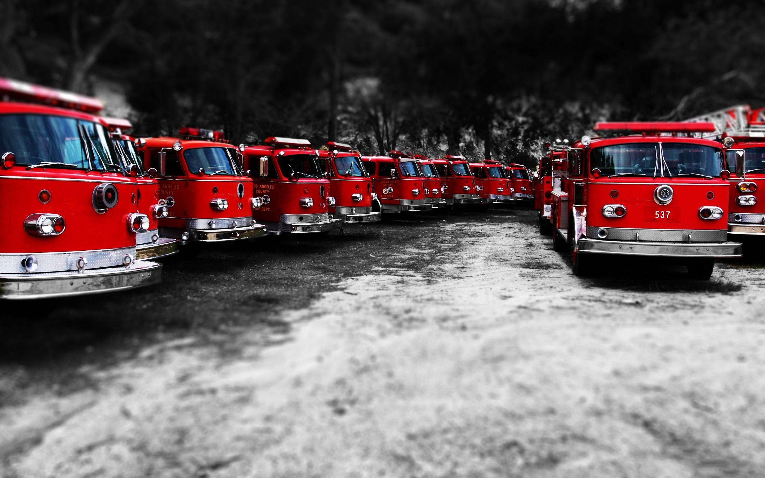 Обои стоянка пожарные машины красные на рабочий стол