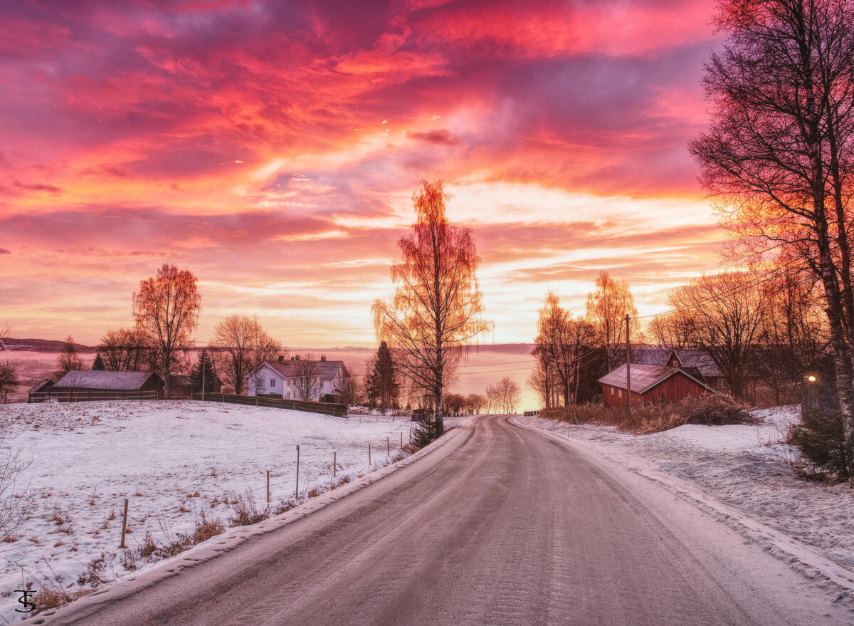Зимний закат красного цвета в деревне