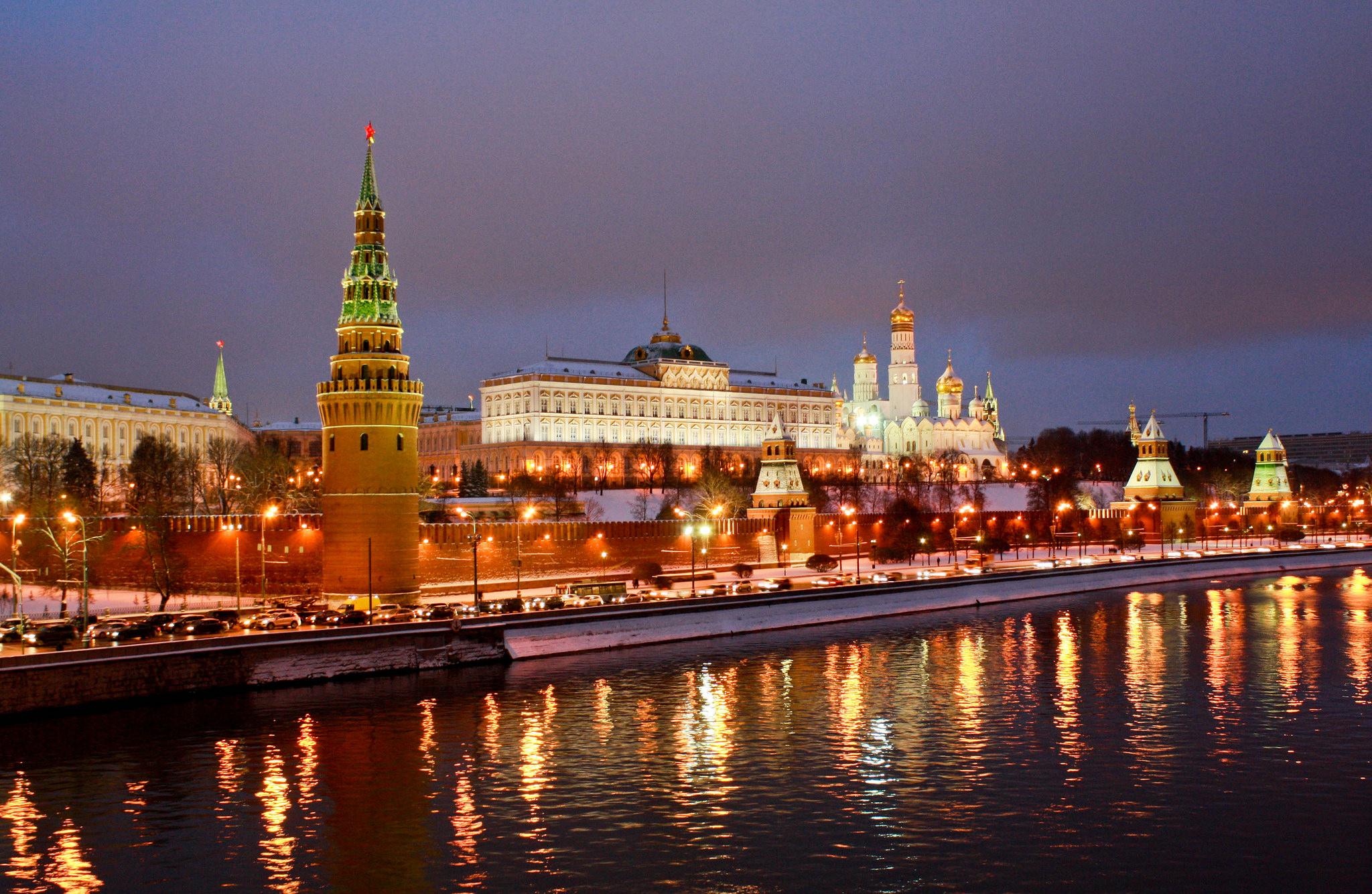 桌面上的壁纸莫斯科河 照明 晚上